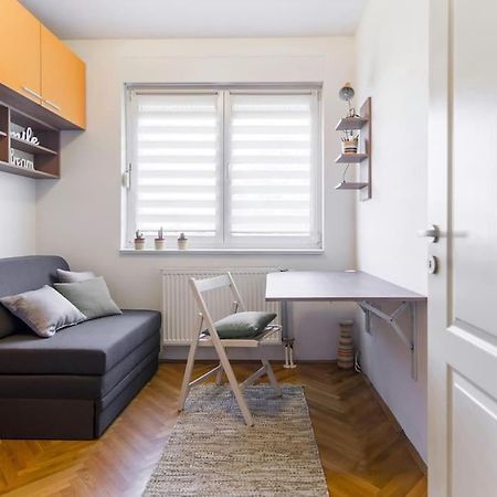 Modern Living Apts - Botanica - Private Parking Novi Sad Buitenkant foto