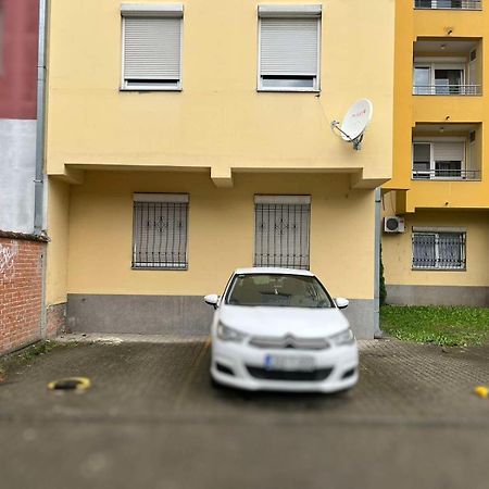 Modern Living Apts - Botanica - Private Parking Novi Sad Buitenkant foto