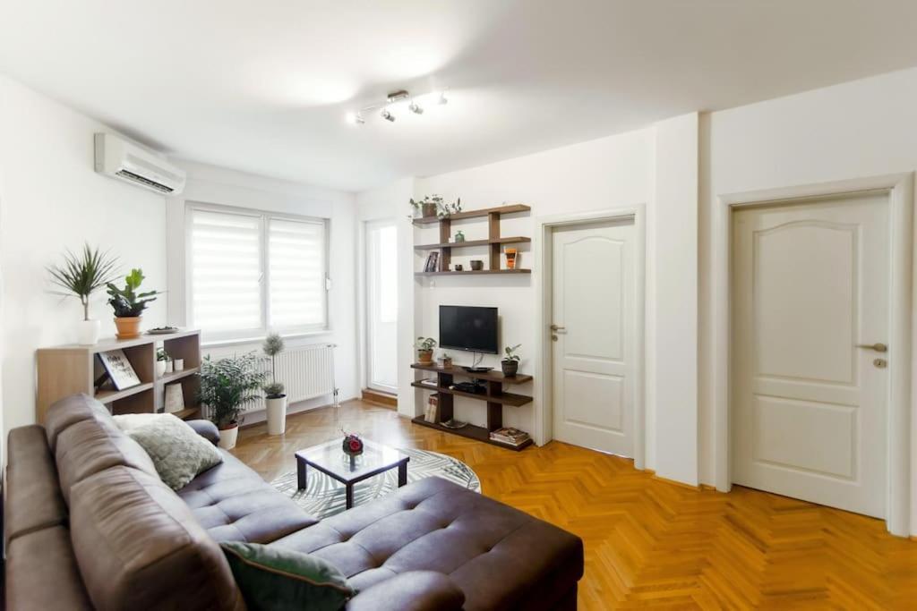 Modern Living Apts - Botanica - Private Parking Novi Sad Buitenkant foto