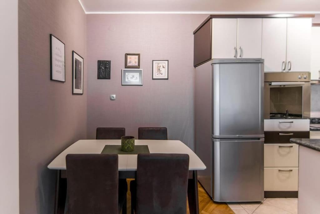 Modern Living Apts - Botanica - Private Parking Novi Sad Buitenkant foto