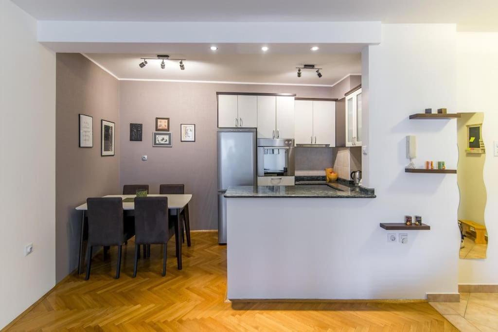 Modern Living Apts - Botanica - Private Parking Novi Sad Buitenkant foto